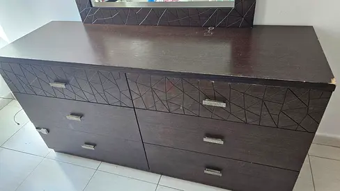 King bed 220x180 - Dark Wood 6-Drawer Dresser with Large Matching Mirror — Good Condition