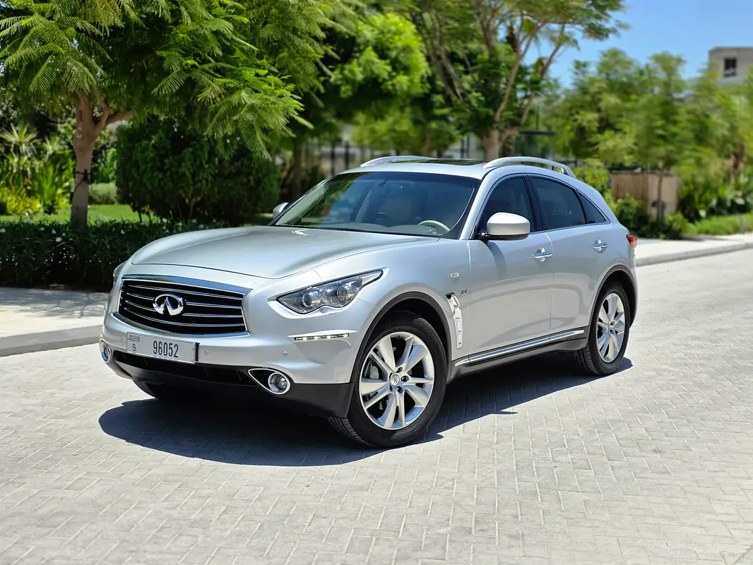 Infiniti QX70 2016 — photo 1 of 17