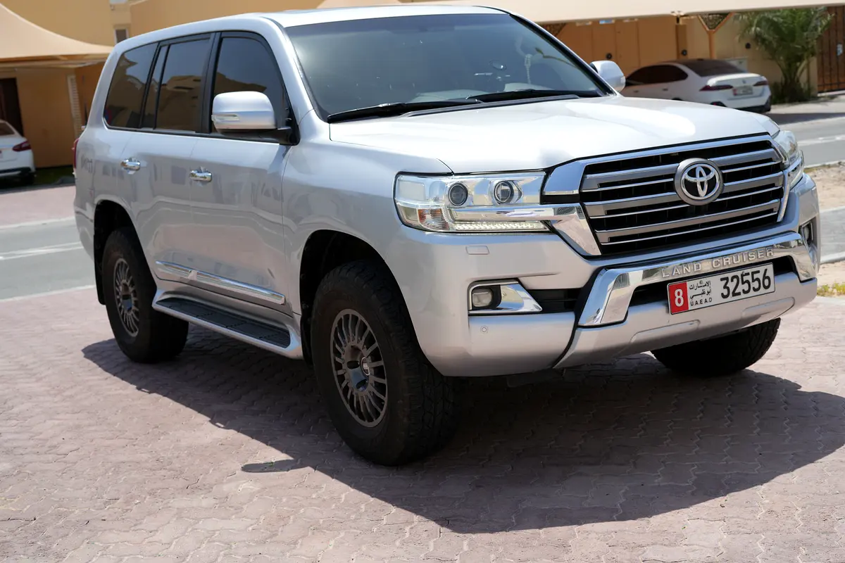 Toyota Land Cruiser 2017 — photo 1 of 9