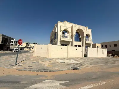 للبيع فيلا كورنر مع مسبح داخلي تشطيب راقي وتصميم حديث طابقين وروف