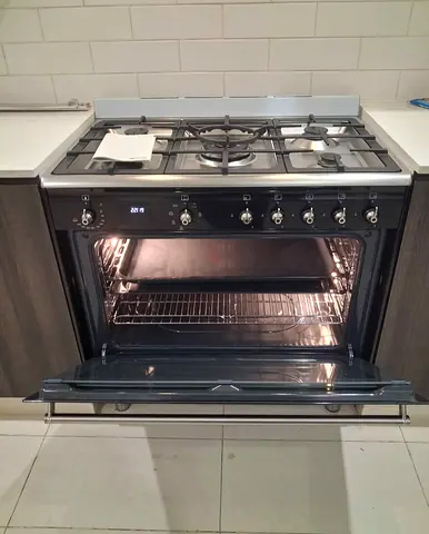 New Smeg Top 5 Burner Gas Down Oven Electric Cooker Range Size 90×60 cm Beautiful Black Color
