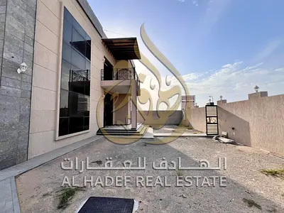 حديقة خارجية  ▪️ جلسة مجهزة + منطقة باربكيو  ▪️ باركينج داخلي وخارجي  ▪️ ارتداد كبير يوفر خصوصية ومساحات إضافية ✨ فيلا بتصميم راقٍ ومناسبة للعائلات ال