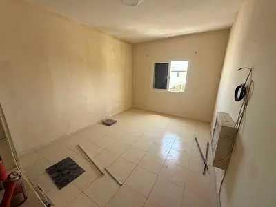 فرصه مميزه للايجار السنوي استديو مساحه كبيره موقع حيوي قريب من كل الخدمات العامه والتجاريه