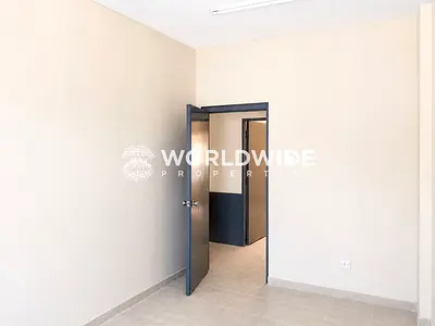 سكن مريح للموظفين مزود بالماء والكهرباء والصرف الصحي والتكييف - جاهز للسكن الفوري.