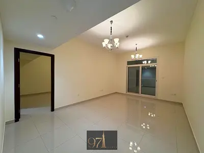 شقة فسيحة ومشرقة بغرفة نوم واحدة في طابق مرتفع مع إطلالات رائعة على المجمع السكني.