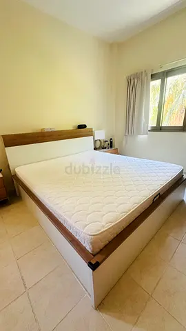 KING SIZE BED WITH MATTERESS AND HEADBOARD STORAGE