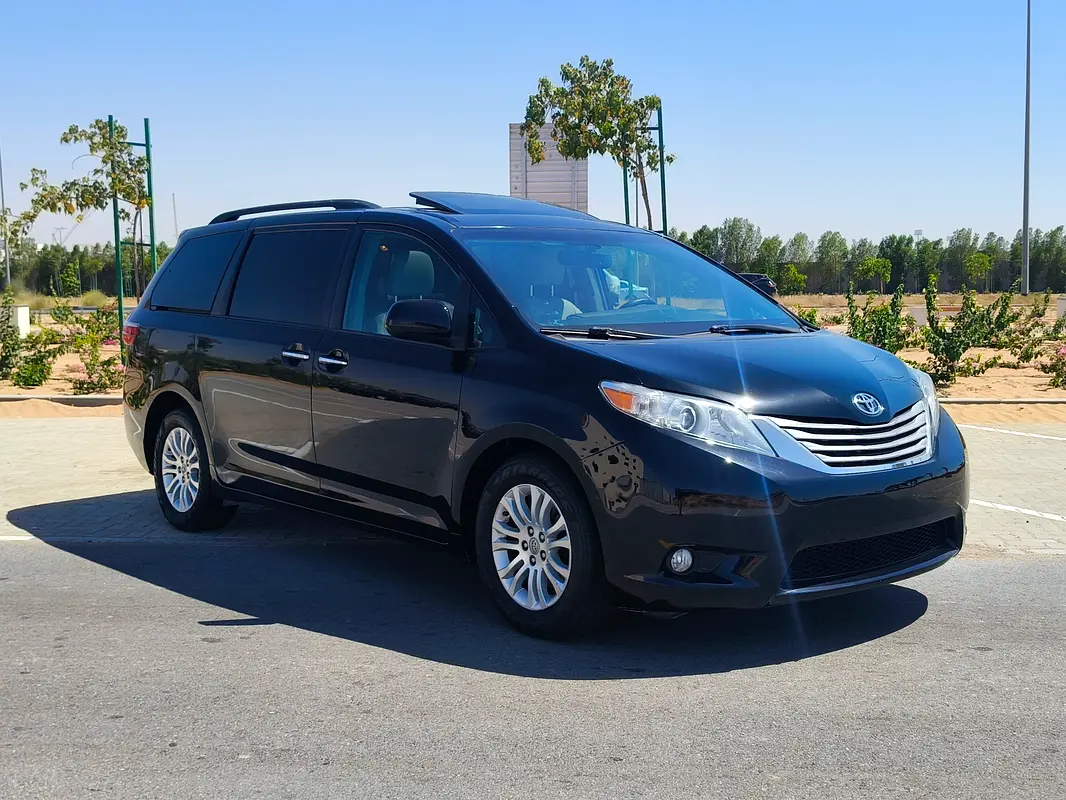 Toyota Sienna 2017 — photo 1 of 19