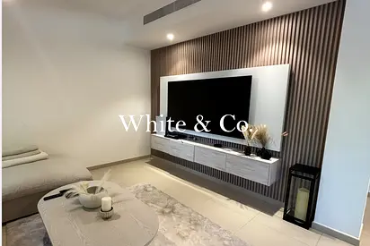 PoolandPark | Flexible move in |Media wall