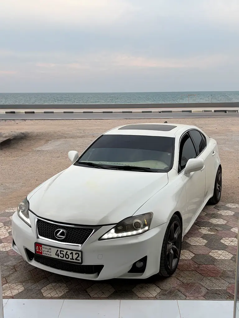 Lexus IS-Series 2012 — photo 1 of 8