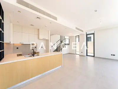 Vacant l Single Row l Landscaped