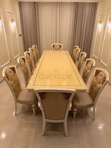 Dining table 12 seats clean