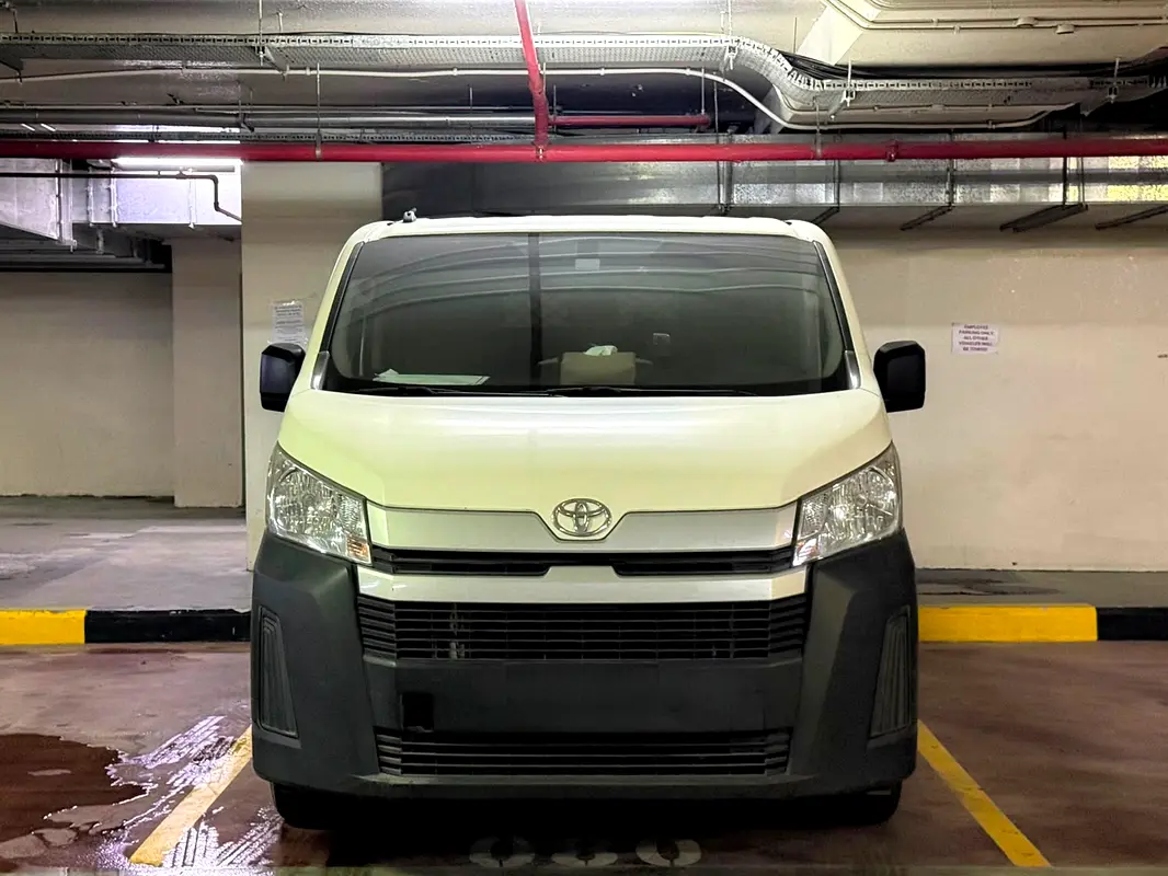 Toyota Hiace 2023 — photo 1 of 5