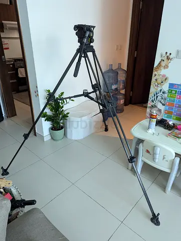 Vinten professional carbon heavy duty tripod