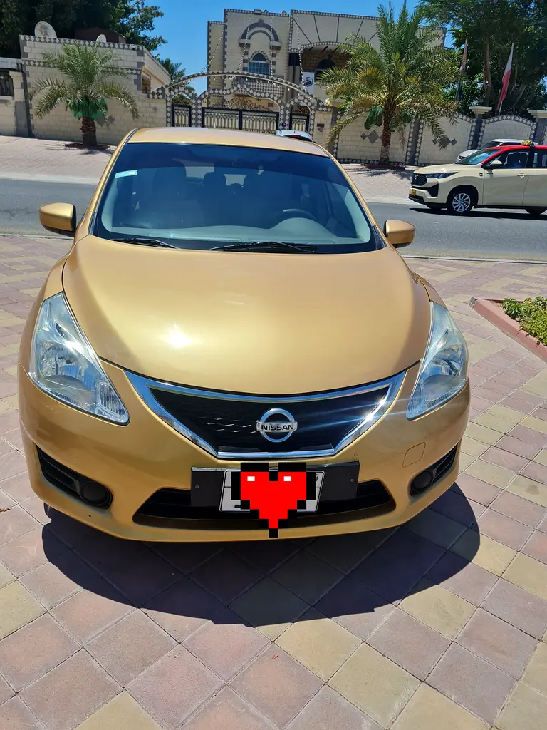 Nissan Tiida 2015 — photo 1 of 17