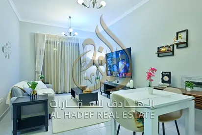 شقة مفروشة بالكامل للإيجار السنوي في منطقة الزاهية، الشارقة غرفة نوم ونظام حمامين - جاهزة للسكن الفوري بأثاث فاخر - السعر 54,000 درهم - بالتسهيل الأقو