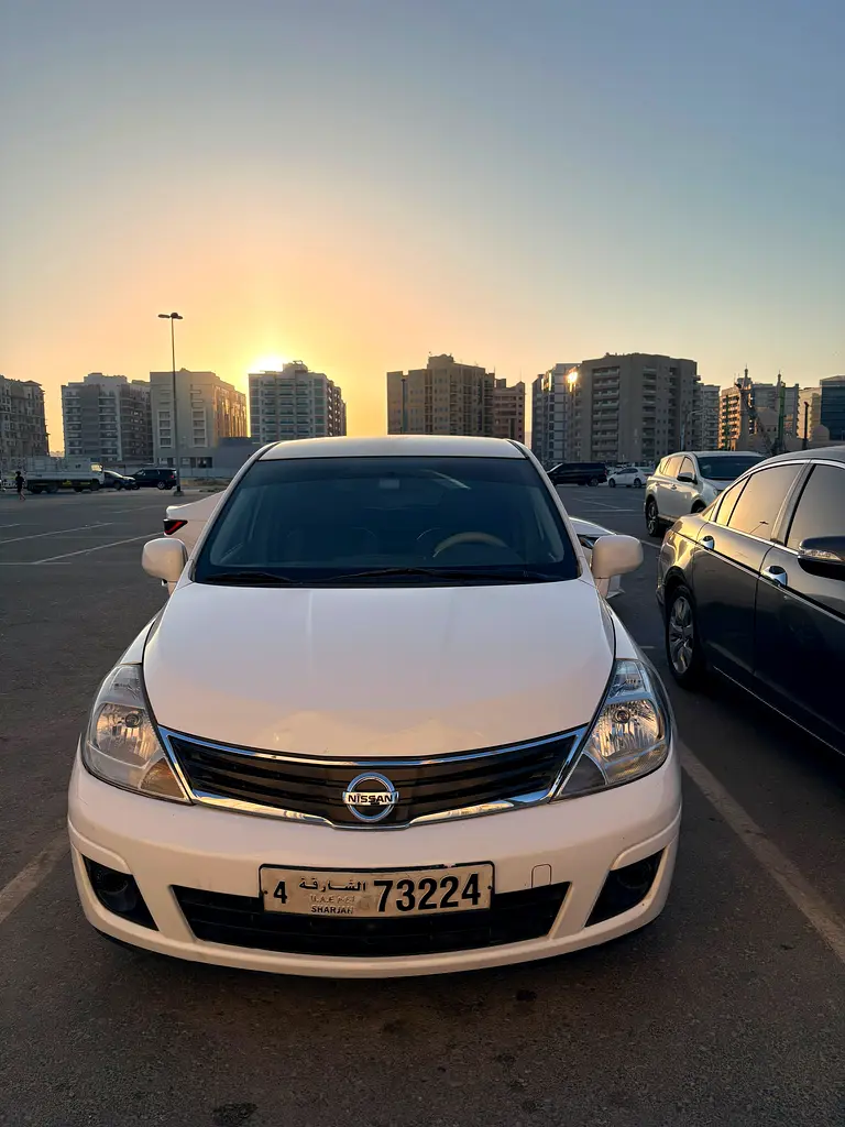 Nissan Tiida 2011 — photo 1 of 9