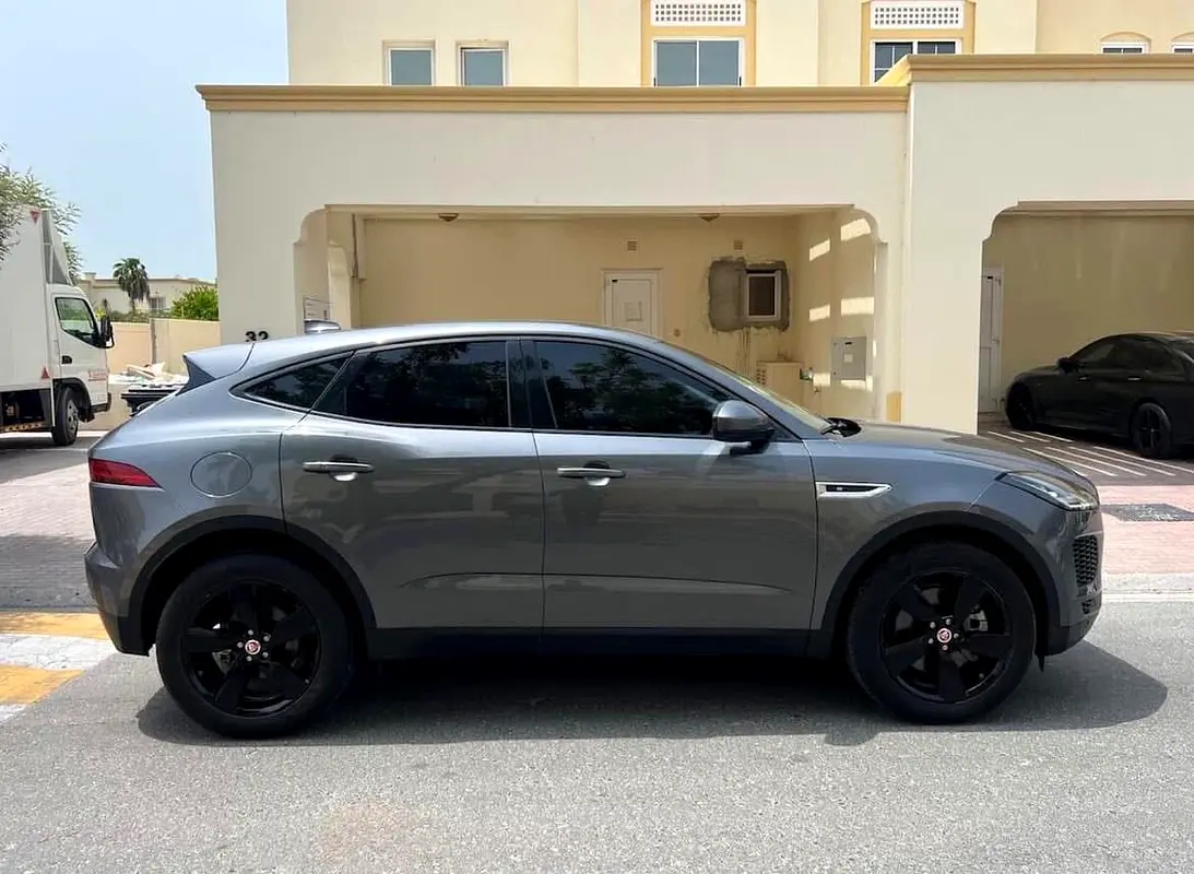Jaguar E-Pace 2019 — photo 1 of 5