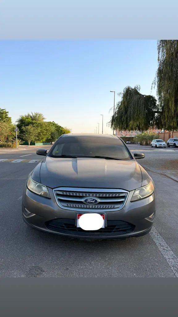 Ford Taurus 2011 — photo 1 of 5