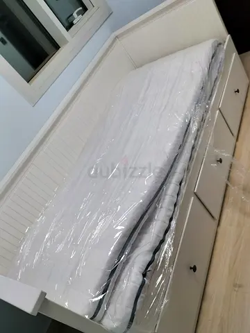 White daybed with storage drawers and mattress (like-new)