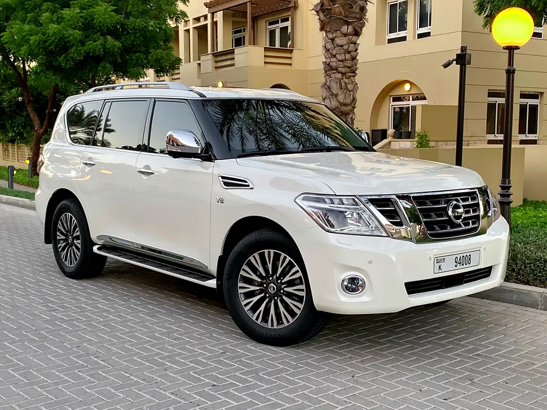 Nissan Patrol 2017 — photo 1 of 17