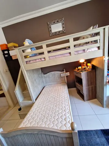 Wooden bunkbed (with mattress)