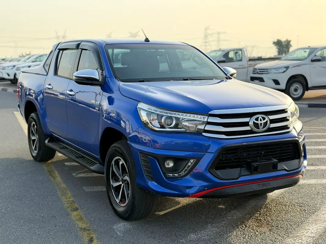 Toyota Hilux 2018 — photo 1 of 18
