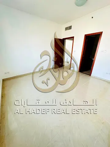 بلكونة ✅ موقف سيارة مجاني ✅ موقع مميز على شارع الوحدة ✅ قريب من سيتي سنتر الشارقة 💰 الإيجار السنوي: 42,000 درهم 💳 الدفع على 4 أو 6 دفعات 🔹 التأمين: