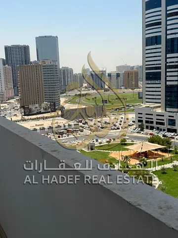 ✨ شقة غرفتين وصالة للإيجار السنوي في شارع التعاون – الشارقة ✨  فرصة مميزة للسكن في منطقة التعاون، على مخرج دبي مباشرة، داخل بناية حديثة (ثاني ساكن) تت