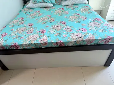 Modern black white king size bed