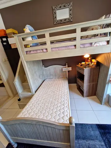 Wooden bunkbed (with mattress)