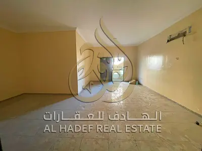 شقة ثلاث غرف وصالة للإيجار السنوي في المجاز 2 بمساحات واسعة مع بلكونة وغرفة خادمة ماستر وموقع حيوي قريب من جميع الخدمات