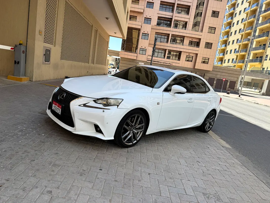 Lexus IS-Series 2016 — photo 1 of 14