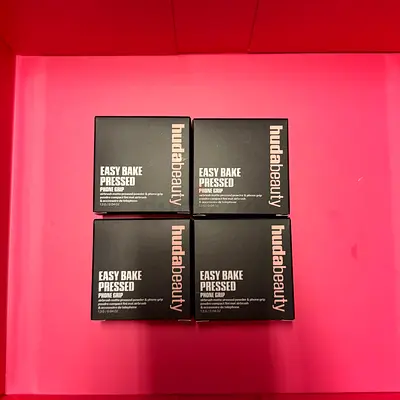 Huda Beauty Easy Bake Pressed Phone Grip