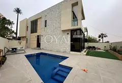 Lovely 5 BR Villa / With private pool / Single row
