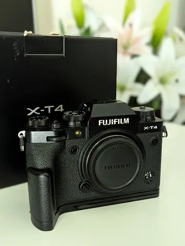 Fujifilm X-T4 Mirrorless Camera Body (Excellent Condition)