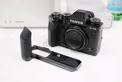 Fujifilm X-T5 mirrorless camera with L-bracket grip (body only)