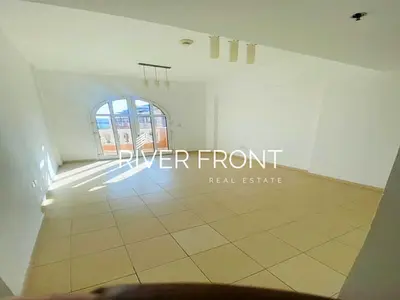 شقة مشرقة بغرفتي نوم | الصيف 2 بلوك A | أبواب شرفة متعددة | منطقة JVC 15