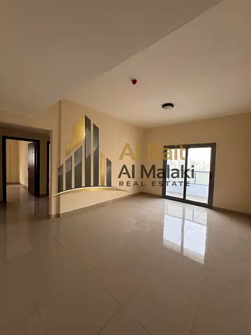 Two-bedroom apartment with a living room, balcony, sea view, two bathrooms, and free parking.