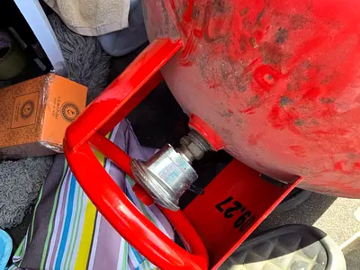 Gas cylinder medium with regulator and full gas