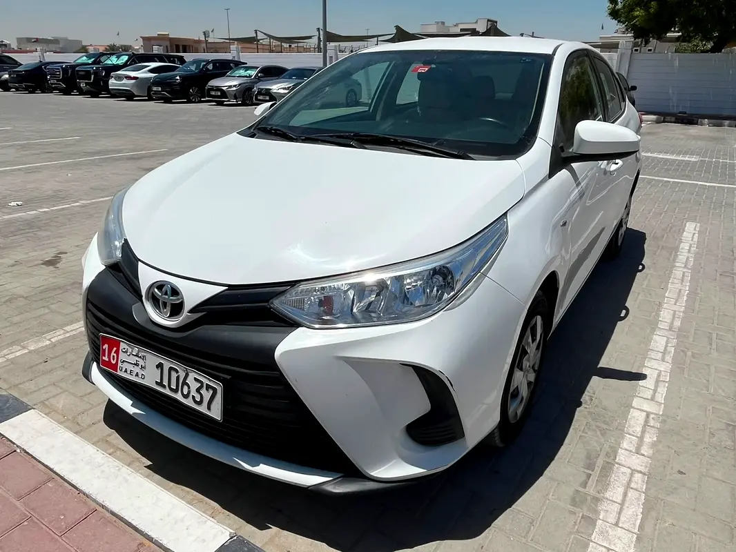 Toyota Yaris 2021 — photo 1 of 19