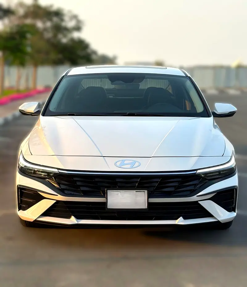 Hyundai Elantra 2024 — photo 1 of 14