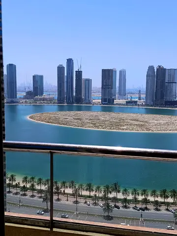 شقة للإيجار ثلاث غرف ماستر بإطلالة بحيرة في كورنيش الخان الشارقة، صالة واسعة منفصلة، 4 حمامات، مطبخ كبير، خزائن حائط، تكييف مركزي، مسبح وجيم وألعاب