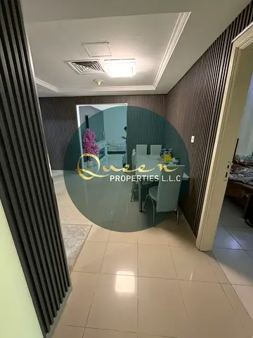 شقة مفروشة غرفتين وصالة للبيع في أبراج هورايزون عجمان إطلالة مباشرة على الخور بمساحة ١٥٥٠ قدم مربع جاهزة للسكن والاستثمار بسعر ٥٥٠ ألف درهم