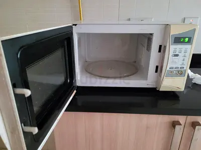 Used Daewoo countertop microwave oven - in very good working condition