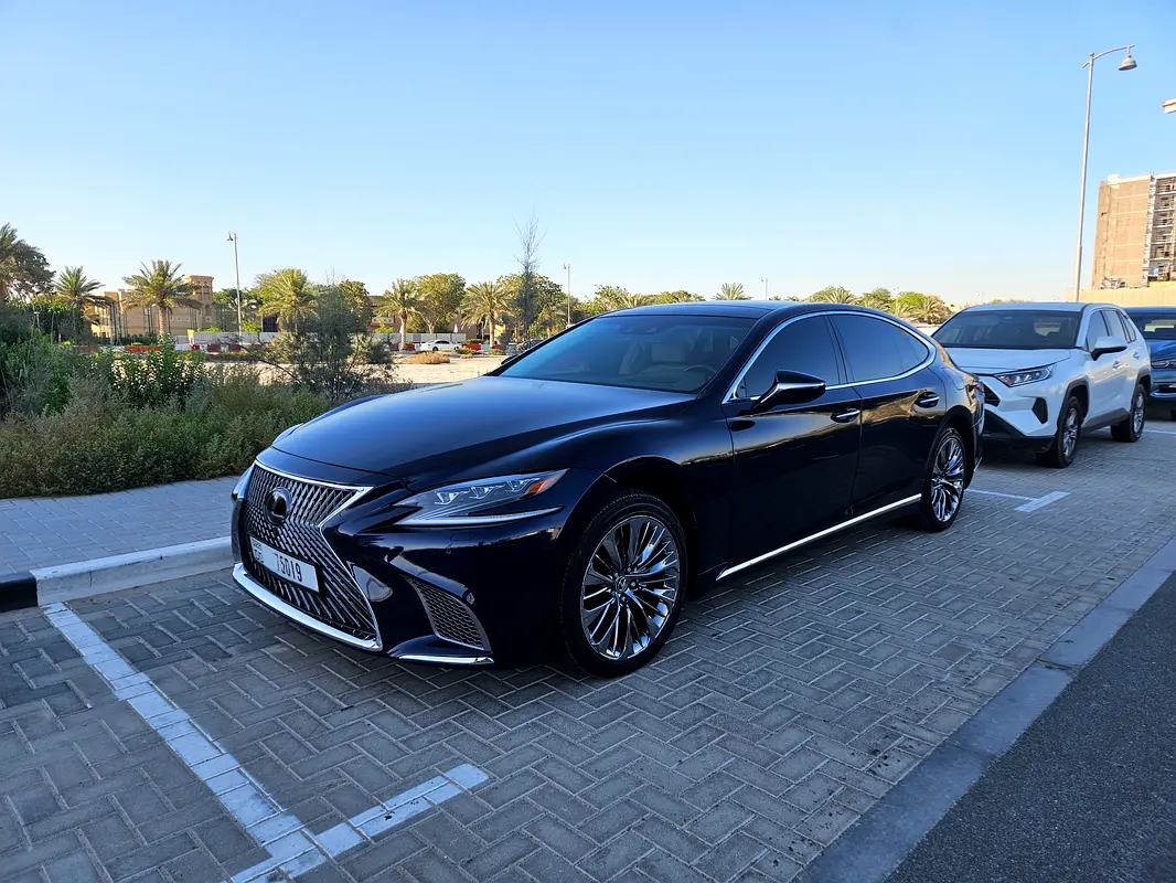 Lexus LS-Series 2018 — photo 1 of 17