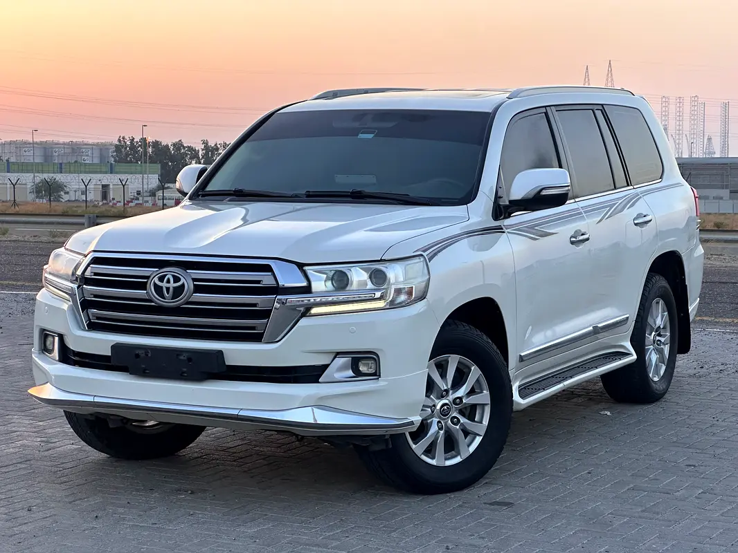 Toyota Land Cruiser 2017 — photo 1 of 20