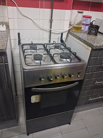 Free standing 4 burner gas cooker and oven