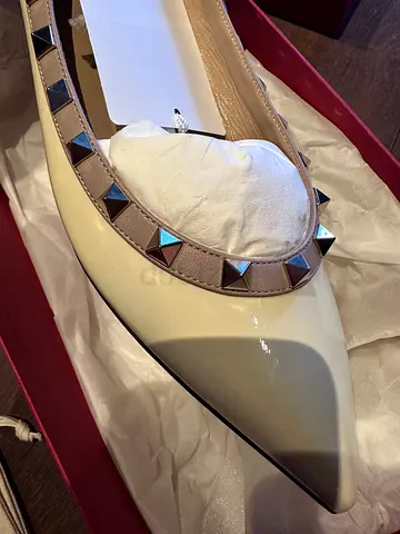 BRAND NEW VALENTINO ROCKSTUD FLATS 41 SIZE