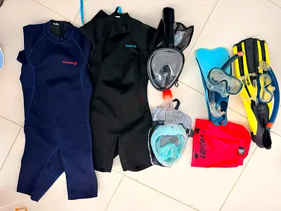 Snorkeling set with 2 short wetsuits, masks, snorkels, fins and dry bag - good condition