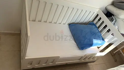 White wooden crib/toddler bed - good condition